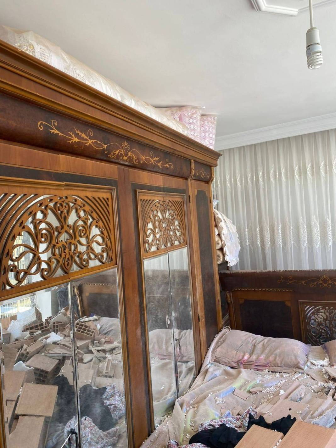 Evde otururken felaketi yaşadılar: Her yer bir anda toz duman oldu! Can havliyle dışarı fırladılar 4